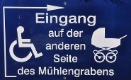 Hinweisschild Zugang zum Gebäude