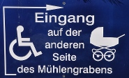 Hinweisschild Behinderteneingang